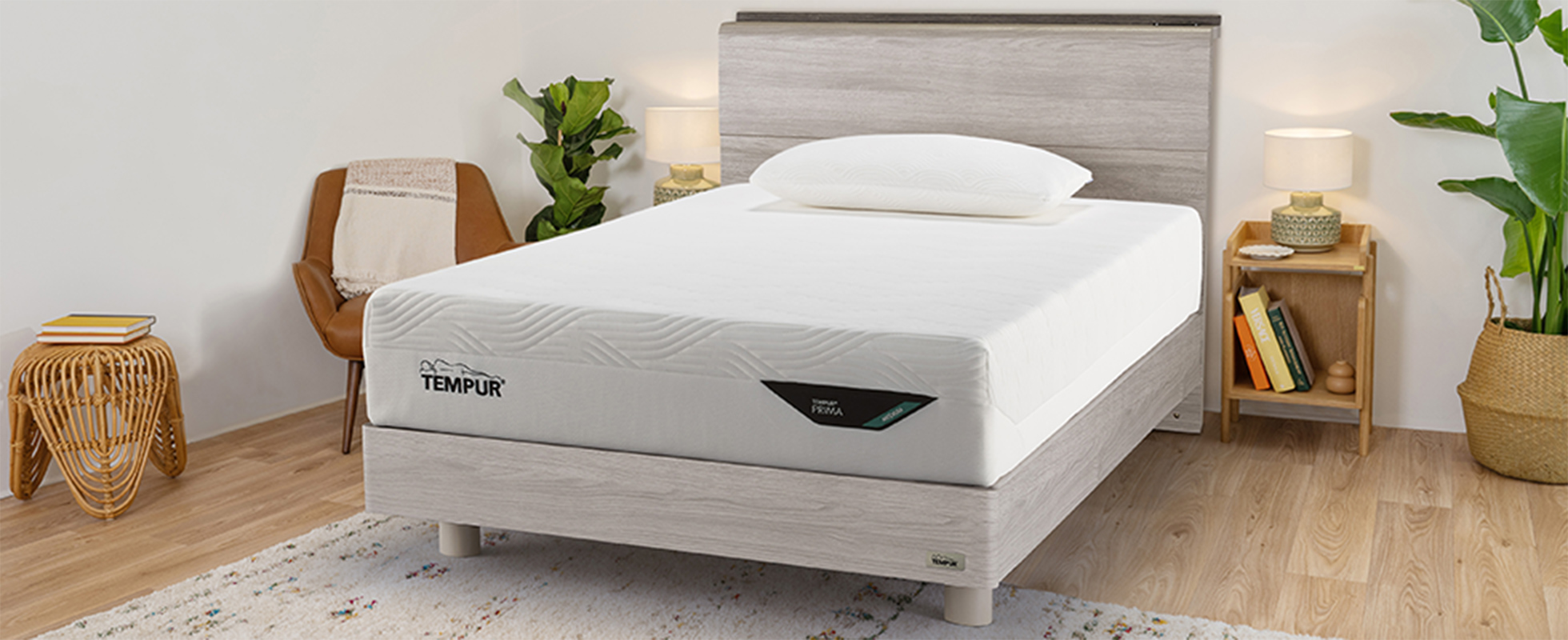 使いやすさを追求した、機能的な木製ベッドとマットレスのセット